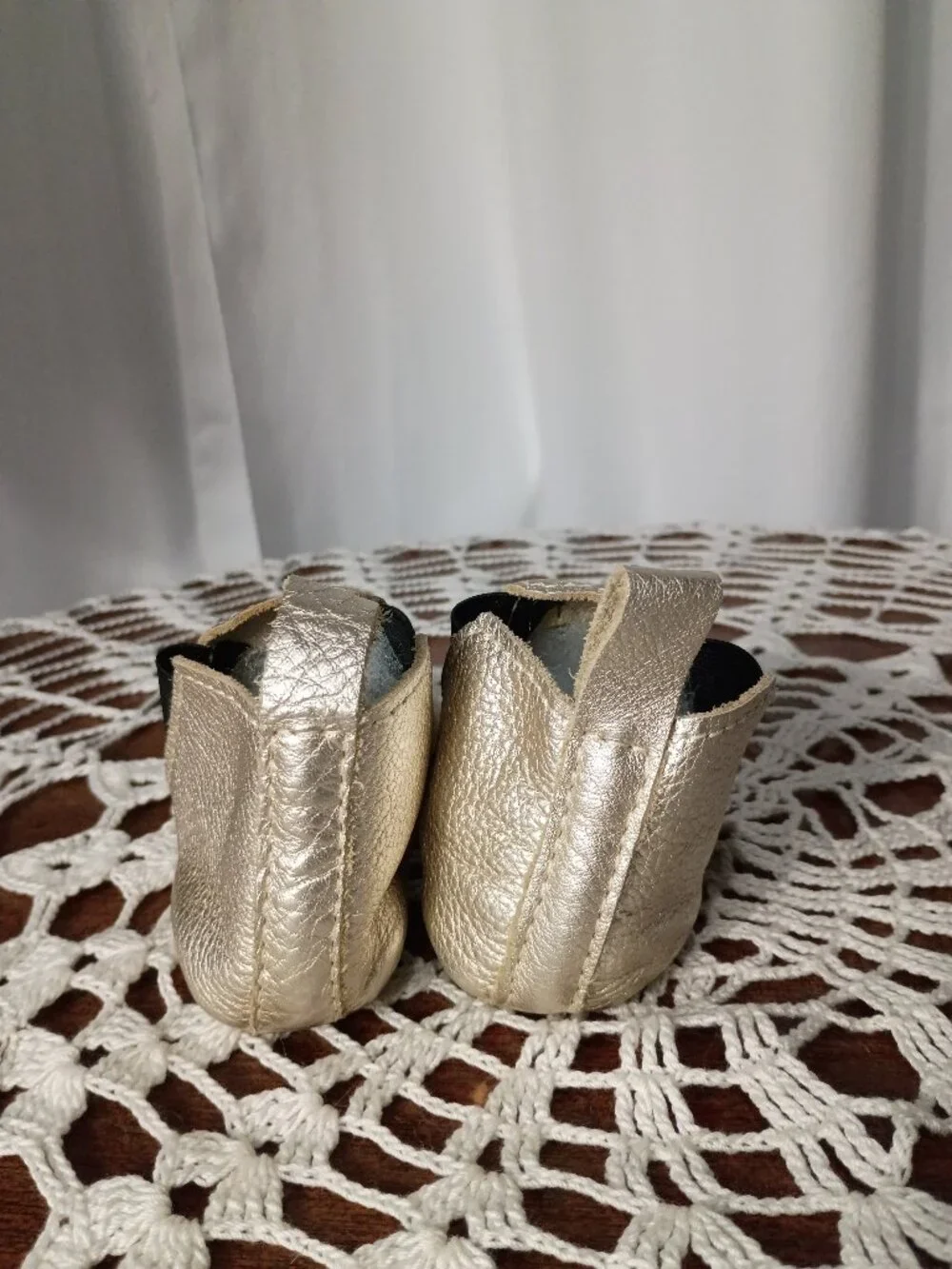 Freshly picked gold baby mocassins with eleastic sides size 5